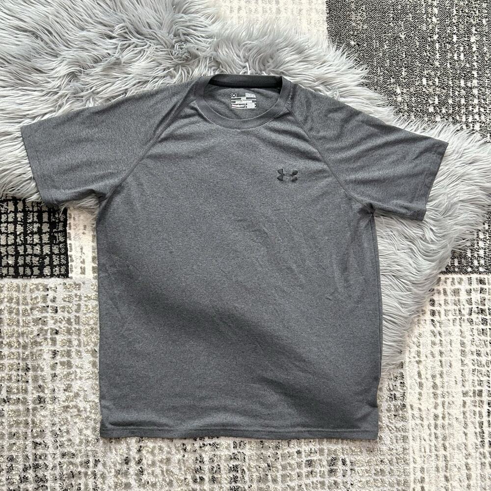 Under Armour Men's Gray Loose Heatgear Medium Pullover T-Shirt EUC‎
